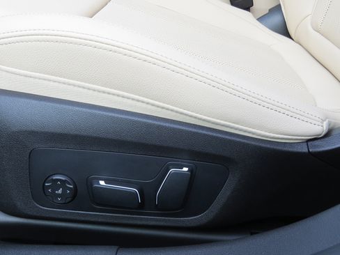 New 2025 BMW 330i Sedan w/ Convenience Package image 16