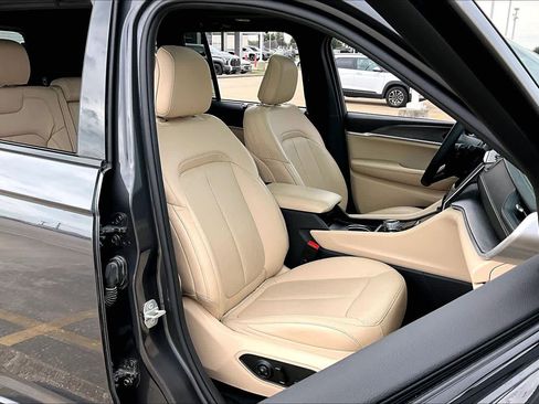 Used 2024 Jeep Grand Cherokee Limited w/ Luxury Tech Group II image 9