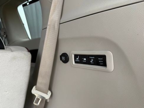 Used 2020 Chrysler Pacifica Limited image 40