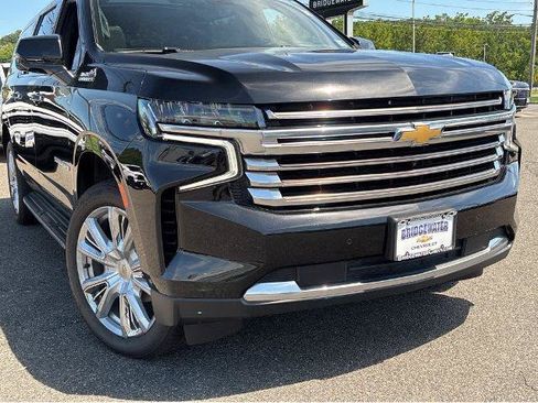 Used 2023 Chevrolet Suburban High Country w/ Advanced Technology Package AWD/4WD image 2