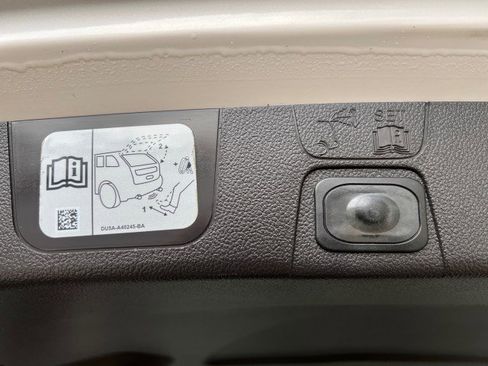 Used 2013 Ford C-MAX SEL image 11