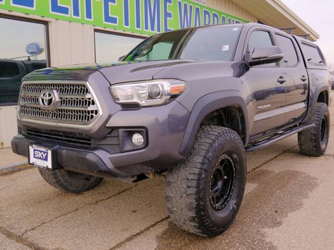 Used 2017 Toyota Tacoma TRD Off-Road image 1