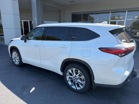Used 2021 Toyota Highlander Limited FWD image 6