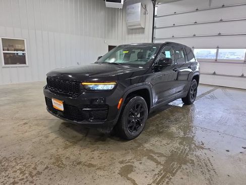 Used 2025 Jeep Grand Cherokee Altitude AWD/4WD image 4