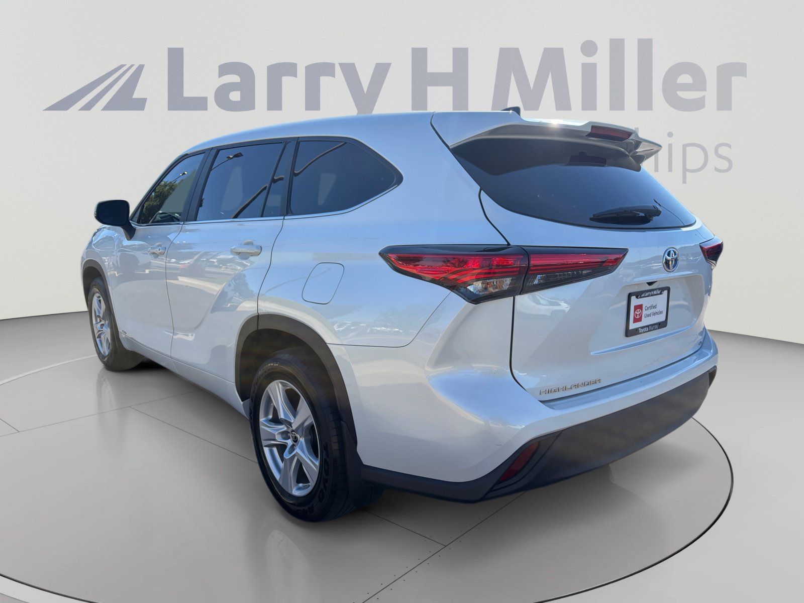 Used 2023 Toyota Highlander LE AWD/4WD image 3