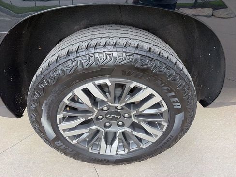 Used 2025 Chevrolet Suburban Z71 AWD/4WD image 22