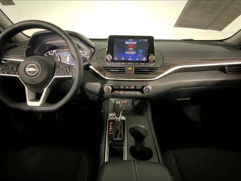 Used 2025 Nissan Altima 2.5 SV image 15