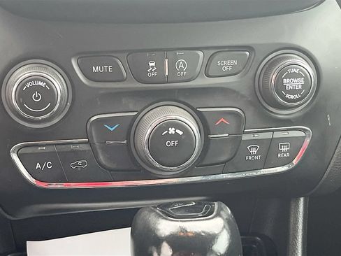 Used 2019 Jeep Cherokee Latitude Plus AWD/4WD image 16