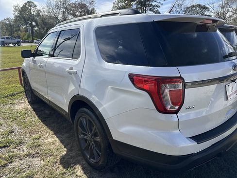 Used 2018 Ford Explorer XLT w/ Equipment Group 202A image 3