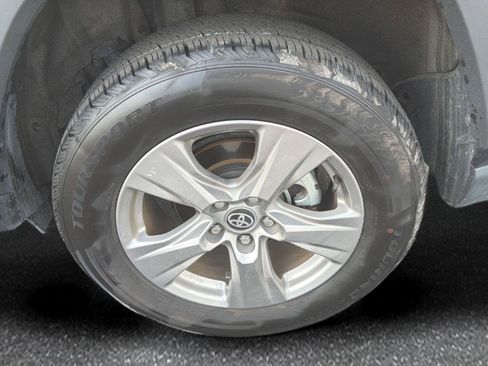 Used 2025 Toyota RAV4 XLE AWD/4WD image 10