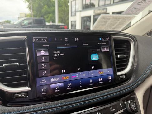 Used 2021 Chrysler Pacifica Touring-L image 33