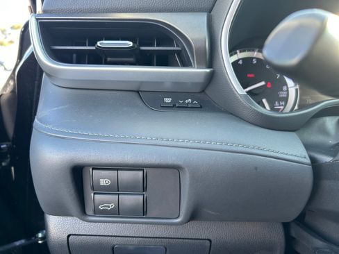 Used 2022 Toyota Highlander XLE image 23