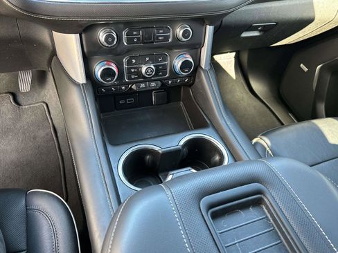 Used 2023 GMC Yukon SLT w/ SLT Luxury Package image 28