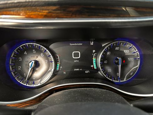 Used 2024 Chrysler Pacifica Limited image 3