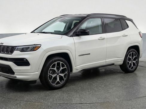 Used 2025 Jeep Compass Limited image 3