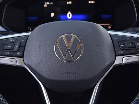 Certified 2022 Volkswagen Taos SE image 18