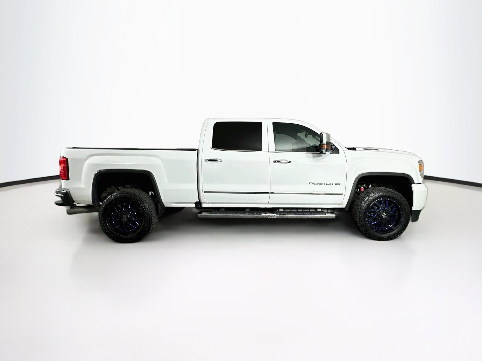 Used 2017 GMC Sierra 2500 Denali w/ Duramax Plus Package AWD/4WD image 10