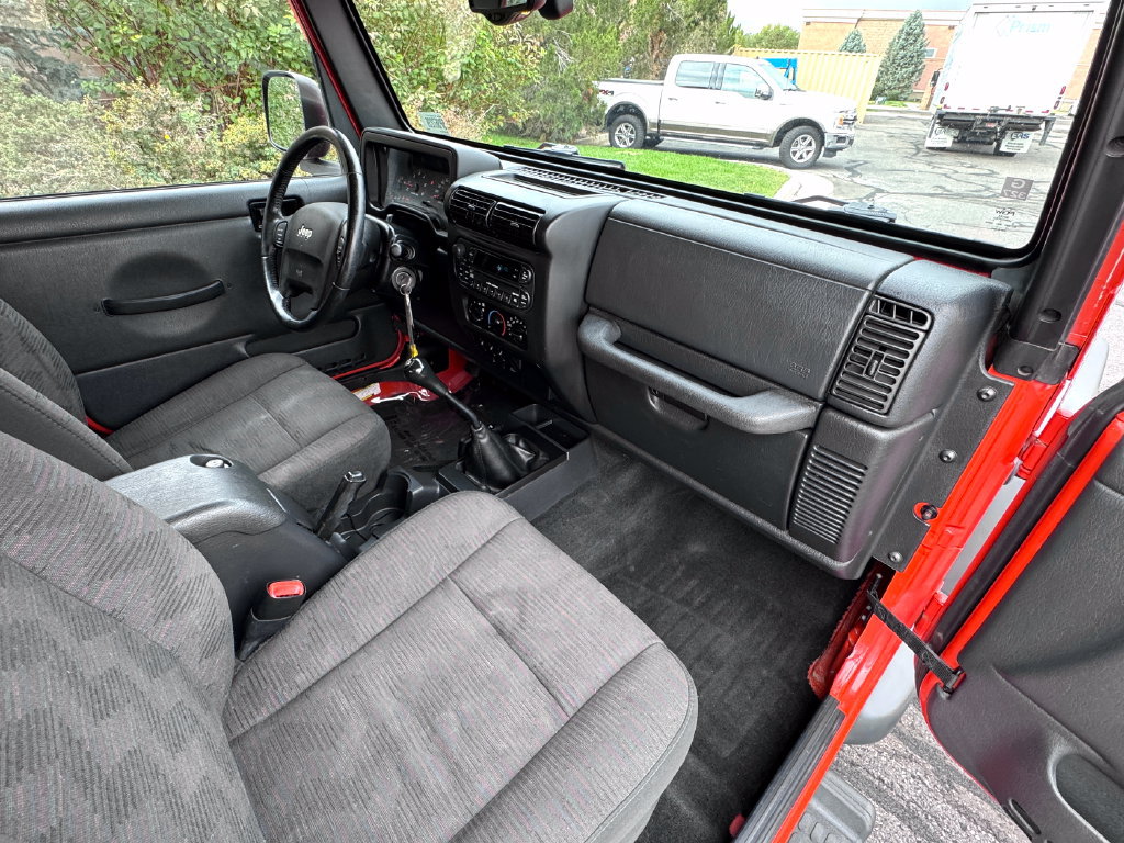 Used 2005 Jeep Wrangler Unlimited w/ Premium Audio Group AWD/4WD image 32