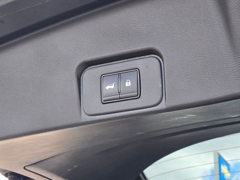 Used 2025 Nissan Rogue SV FWD image 14