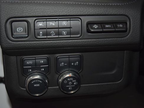Used 2024 GMC Yukon XL Denali AWD/4WD image 37
