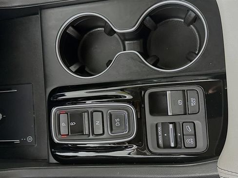 Certified 2025 Honda Pilot Touring image 16