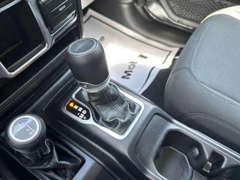 Used 2023 Jeep Gladiator Sport AWD/4WD image 19
