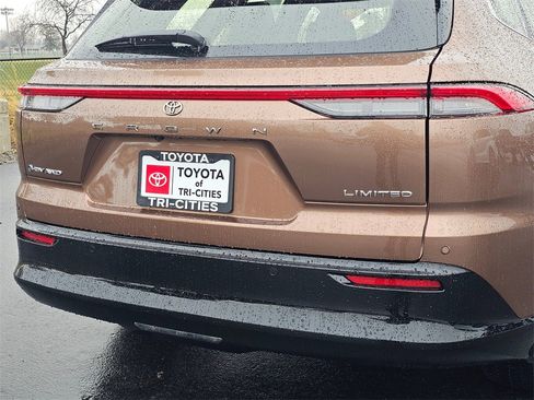 Used 2025 Toyota Crown Signia Limited w/ Advanced Technology Package image 16