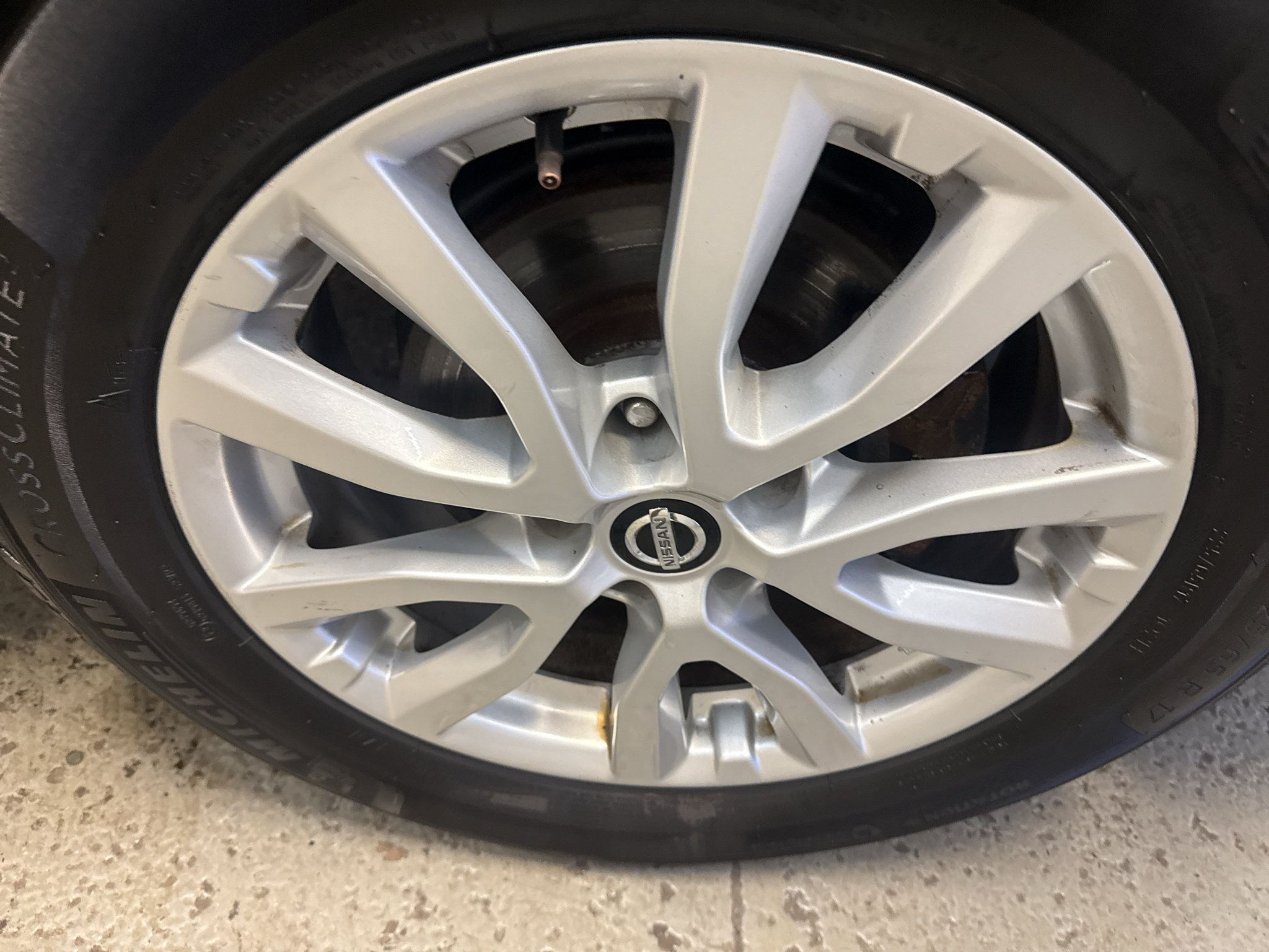 Used 2017 Nissan Rogue SV AWD/4WD image 32