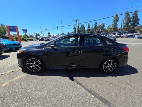 Used 2015 Ford Focus SE w/ SE Sport Package FWD image 4