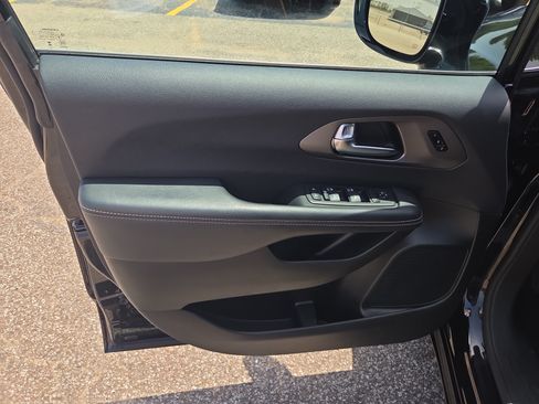Used 2025 Chrysler Pacifica Select FWD image 6
