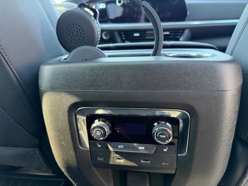 Used 2025 Chevrolet Suburban Premier image 26