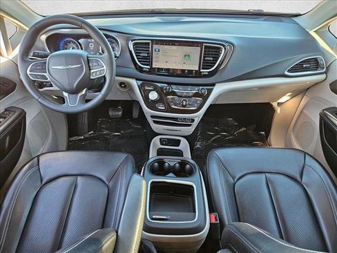 Used 2023 Chrysler Pacifica Touring-L image 15