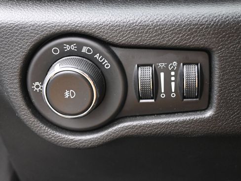 Used 2023 Chrysler Pacifica Touring FWD image 14