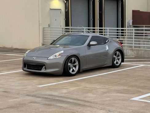 Used 2009 Nissan 370Z Touring RWD image 3