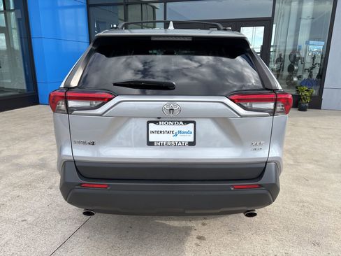 Used 2019 Toyota RAV4 XLE AWD/4WD image 6