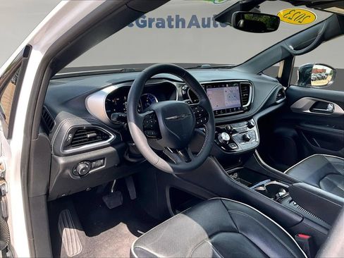 Used 2023 Chrysler Pacifica Limited w/ Uconnect Theater Family Group FWD image 20