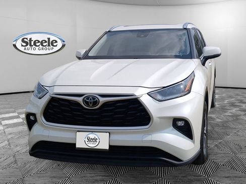 Used 2021 Toyota Highlander XLE FWD image 1