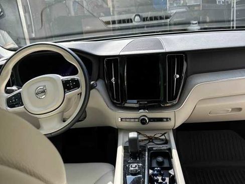 Used 2023 Volvo XC60 T8 Plus image 3