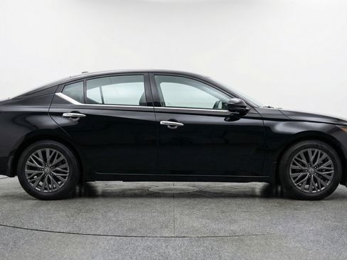 Used 2025 Nissan Altima 2.5 SV FWD image 11