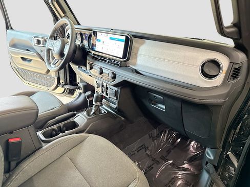 Used 2025 Jeep Wrangler Unlimited Sahara AWD/4WD image 35
