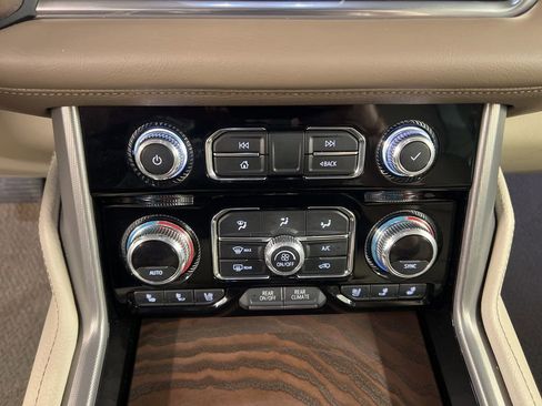 Used 2021 GMC Yukon Denali w/ Denali Premium Package AWD/4WD image 13
