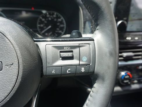 Used 2024 Nissan Pathfinder SL w/ SL Premium Package FWD image 9
