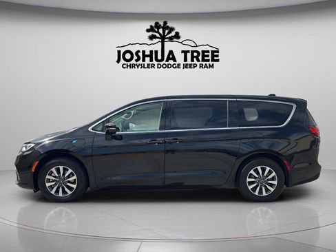Used 2024 Chrysler Pacifica Limited FWD image 4