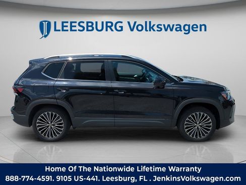 Used 2025 Volkswagen Taos SE FWD image 3