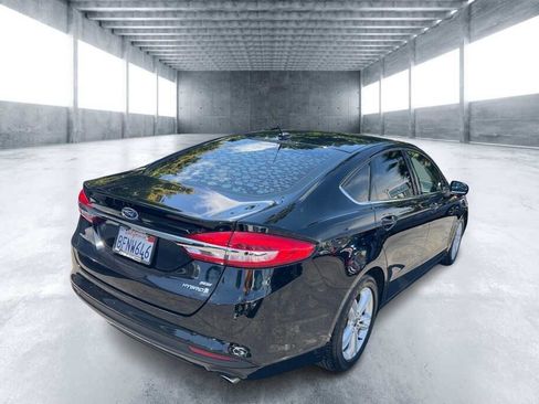 Used 2018 Ford Fusion SE FWD image 3