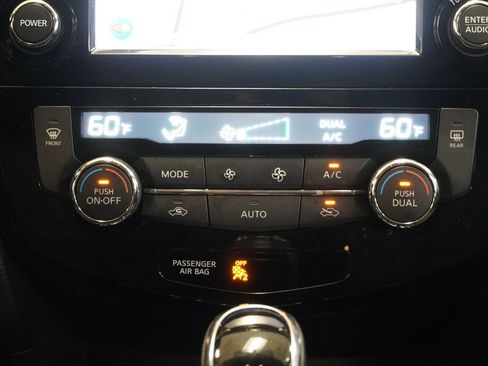 Used 2017 Nissan Rogue SV w/ SV Premium Package AWD/4WD image 18