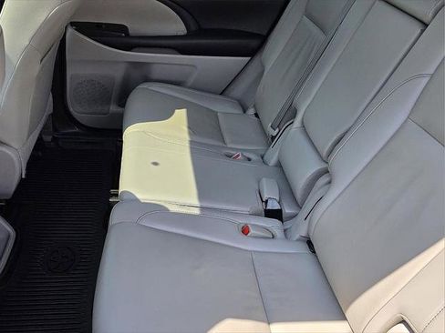 Used 2019 Toyota Highlander XLE image 13