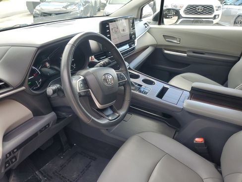 Used 2023 Toyota Sienna XLE image 18