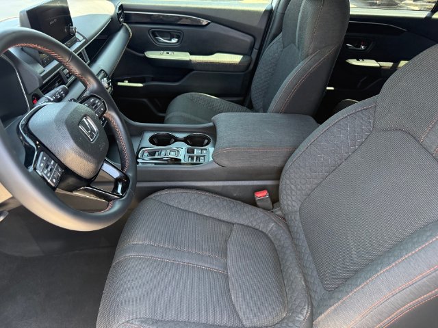 Used 2023 Honda Pilot Sport image 11