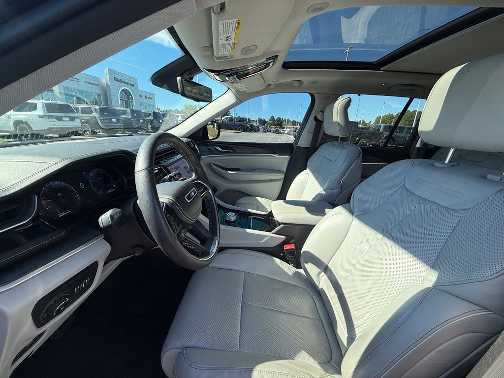 Used 2022 Jeep Grand Cherokee Overland w/ Luxury Tech Group IV RWD image 20